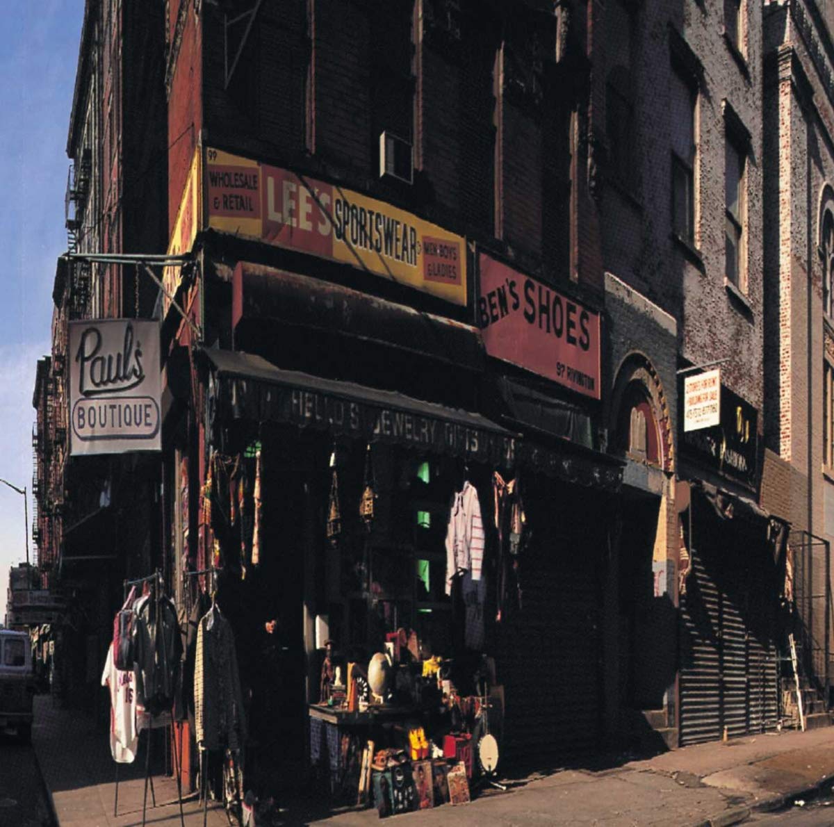 An image of the album BEASTIE BOYS - PAUL'S BOUTIQUE (1LP/GATEFOLD/REMASTERED)